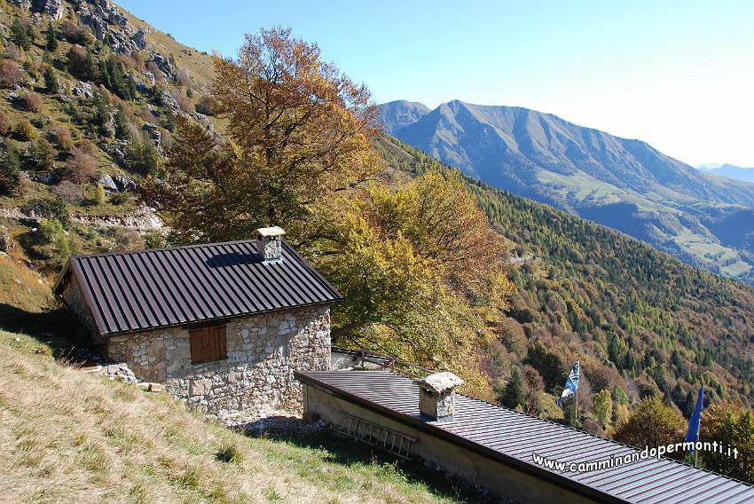 09 12601 Cascina Matuida - sullo sfondo il Grem.JPG